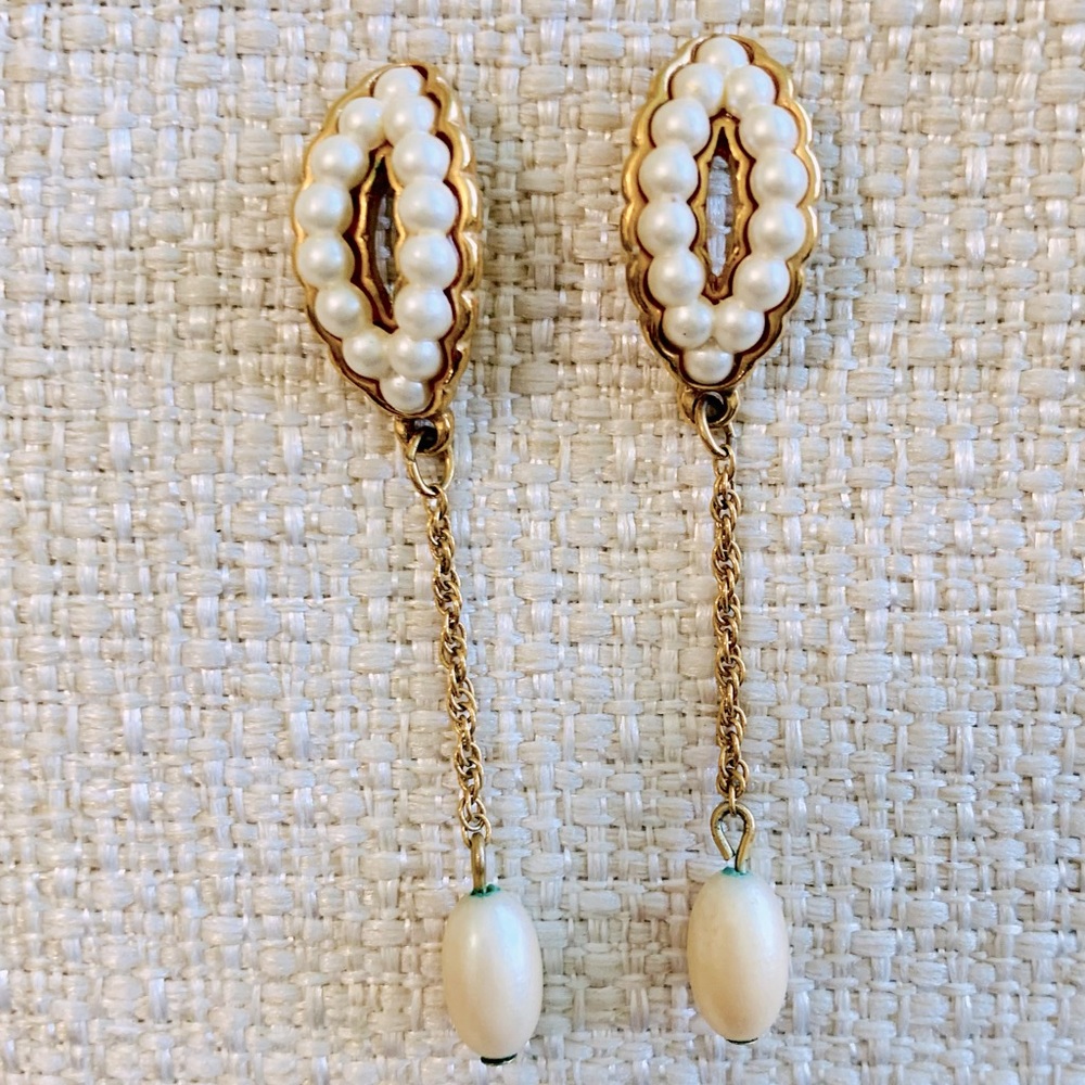 Vintage gold tone pearl dangle earrings